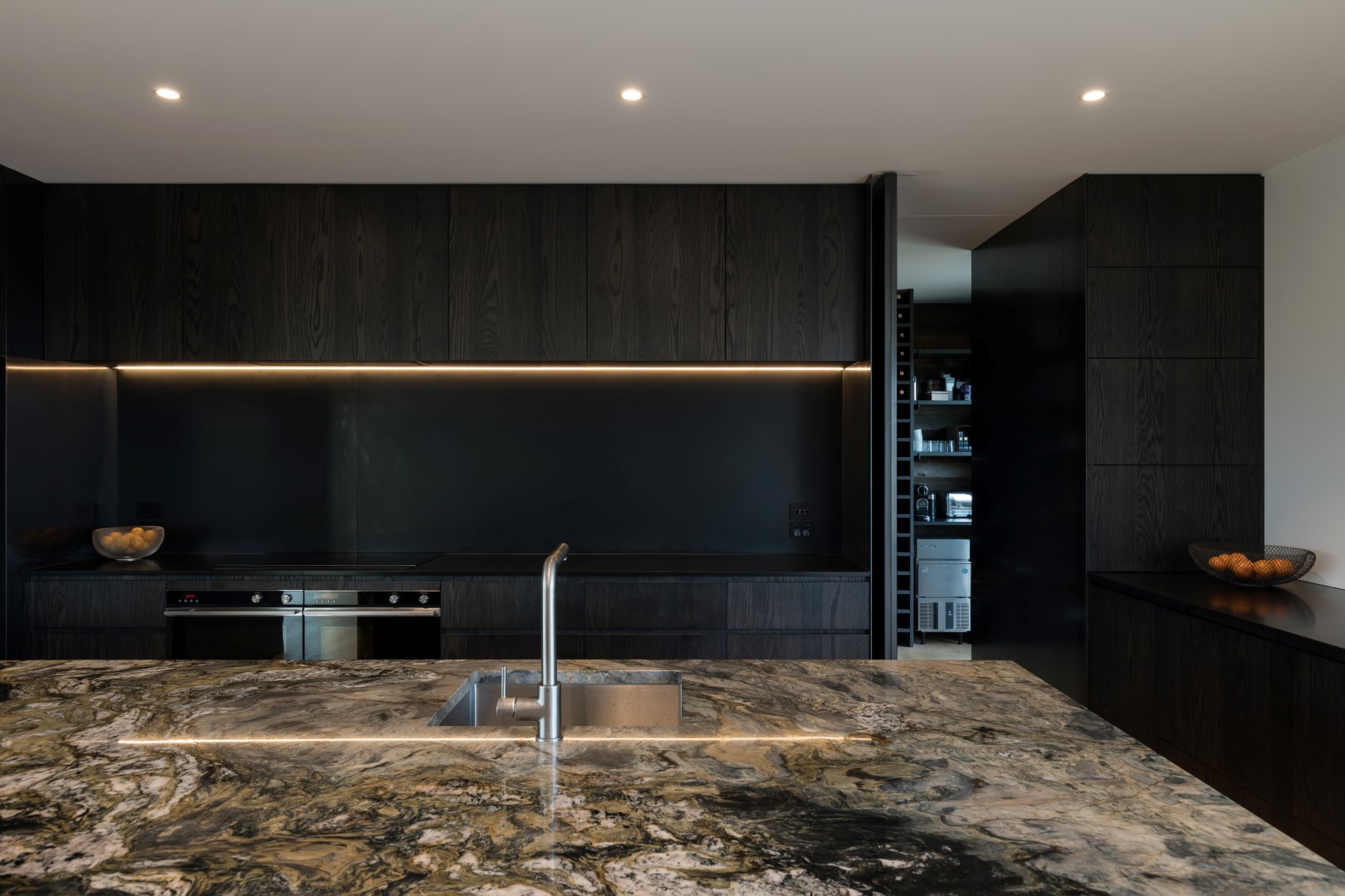 kumeu-residence-arcline-architecture-solid-stone-island-steel-splashback-led-lights (2)