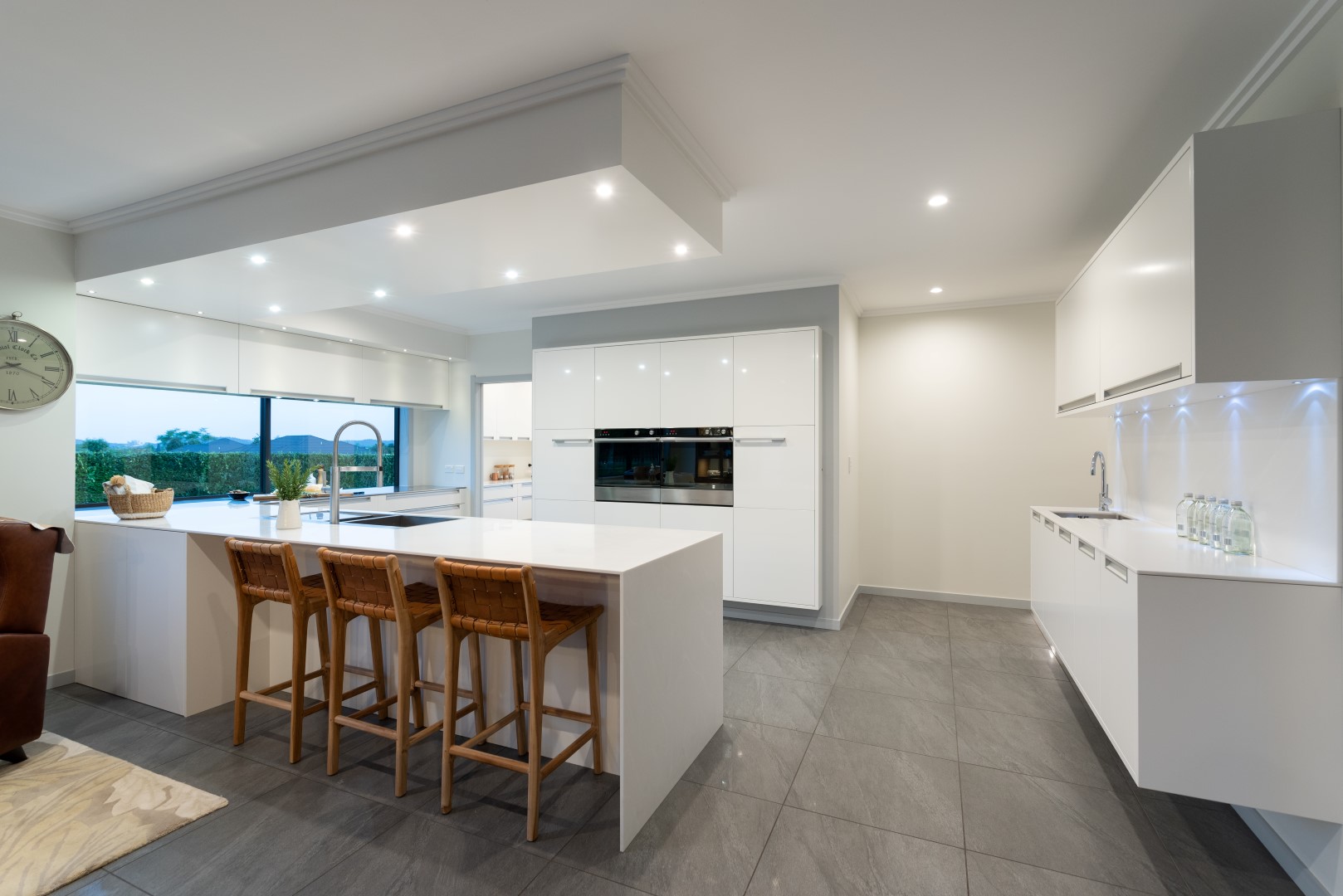 edkins-road-residence-arcline-kerikeri-architecture-white-kitchen-modern-glossy (1)