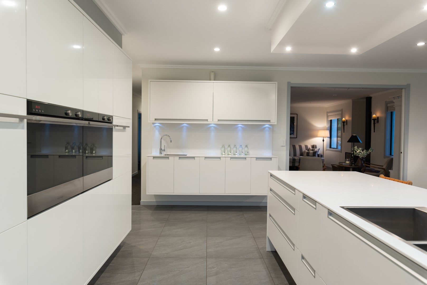edkins-road-residence-arcline-kerikeri-architecture-white-kitchen-modern-glossy (3)