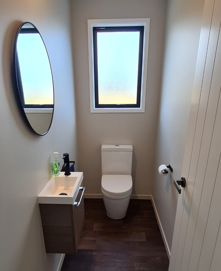 bathroom-design-arcline-architecture-windsor-hardware-toilet-wc-individual