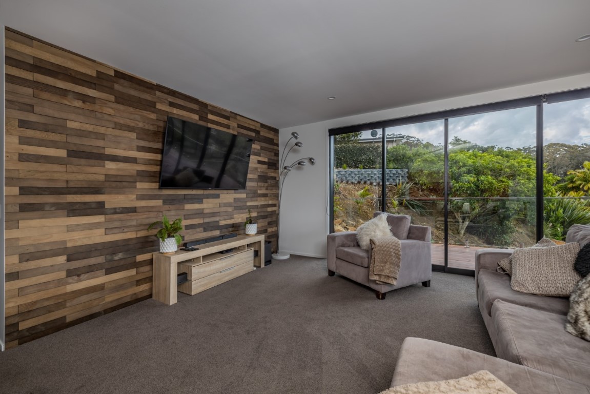 lounge-area-kerikeri-home-design-arcline-architecture-timber-feature-wall