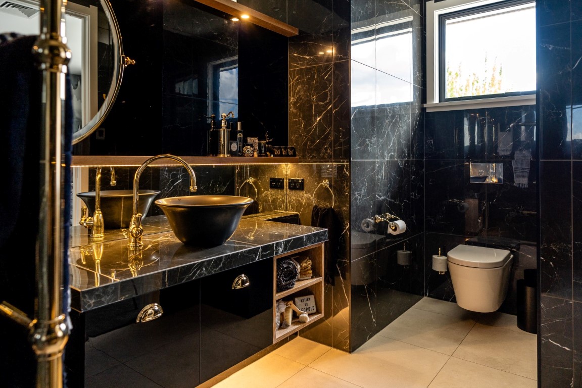 black-gloss-tile-mirror-gold-bathroom-toilet-design-arcline-architecture