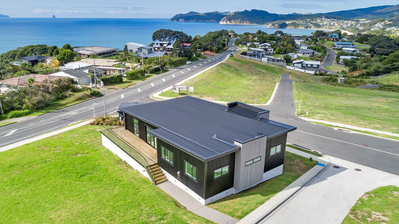 black-house-view-langs-beach-arcline-architecture