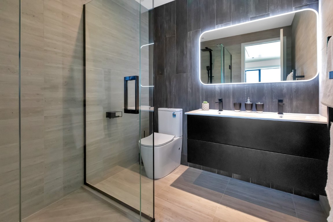 black-neutral-bathroom-glass-shower-white-toilet-arcline-architecture