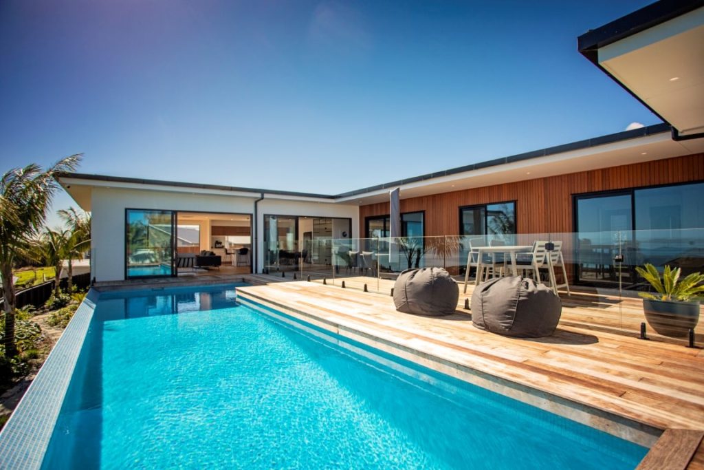 coopers-beach-home-pool-infinity-decking-glass-balustrade-cedar-white-plaster-arcline-architecture