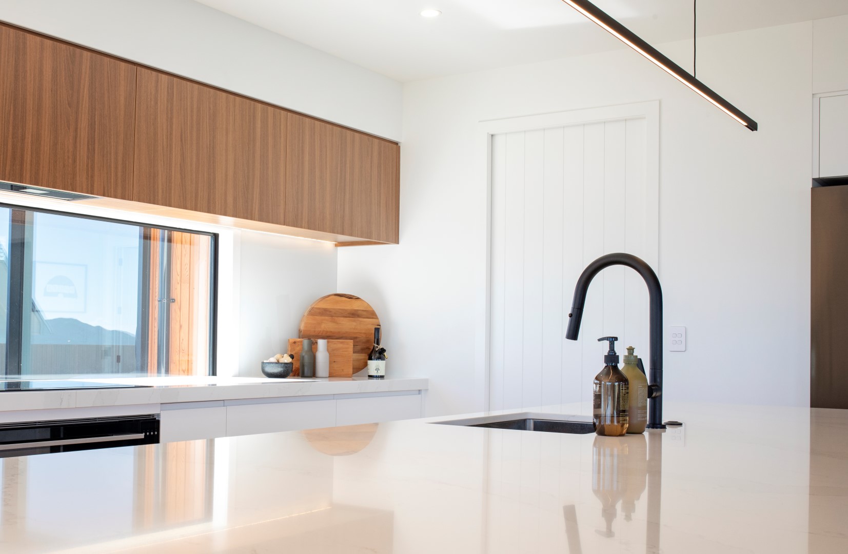 kitchen-design-timber-arcline-architecture-forte-timber-flooring-white-dining