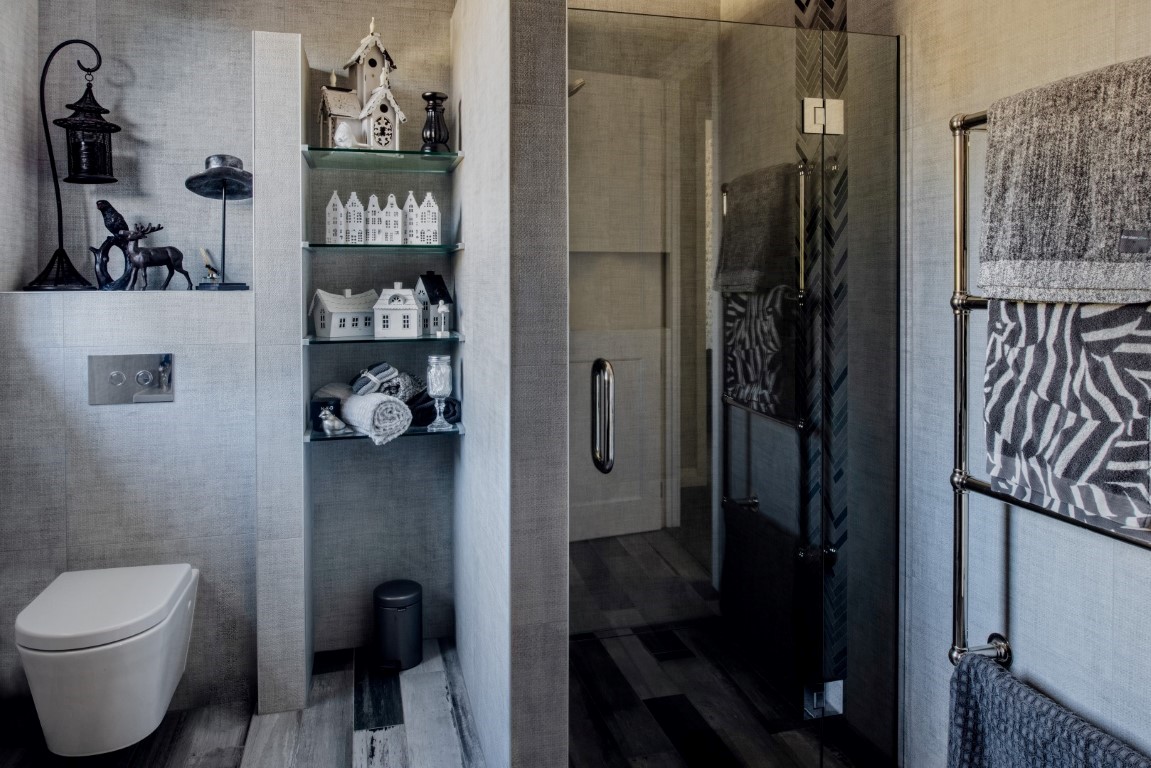 light-grey-bathroom-wallpaper-towell-rail-nook-storage-feature-shelving-wall-hung-toilet-glass-shower-door-arcline-architecture