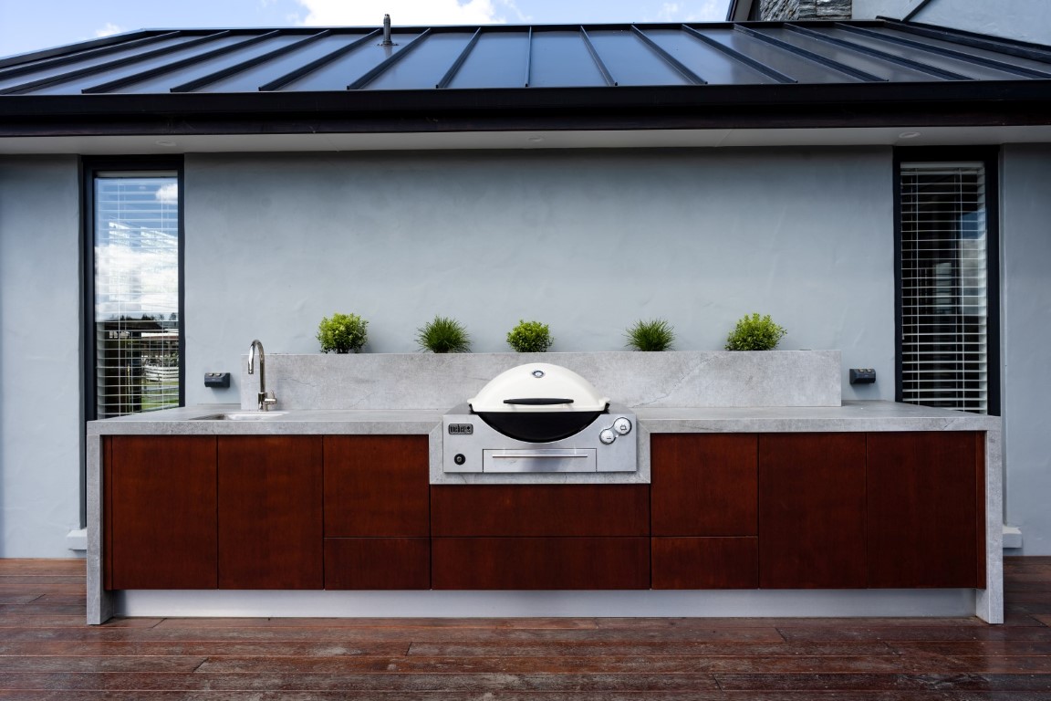 outdoor-kitchen-weber-inbuilt-bbq-barbeque-landscaping-entertaining-arcline-architecture