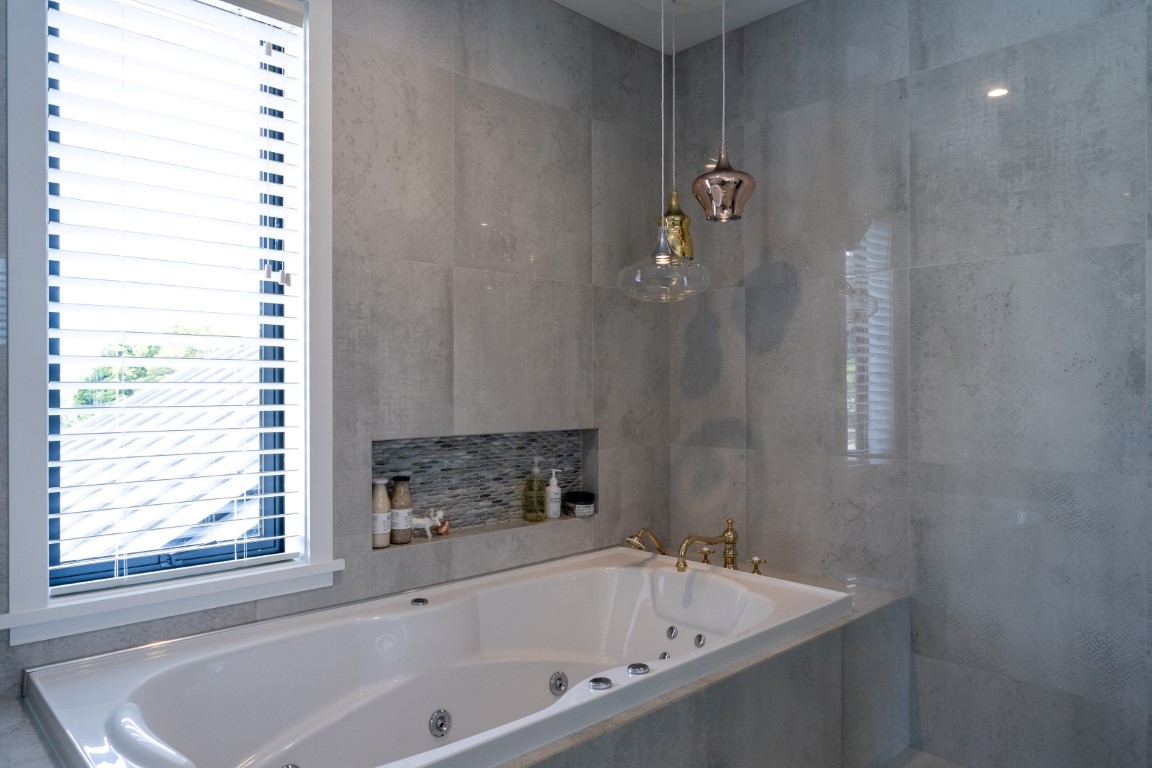 spa-bath-shower-combo-feature-pendant-lighting-soap-nook-niche-recess-arcline-architecture