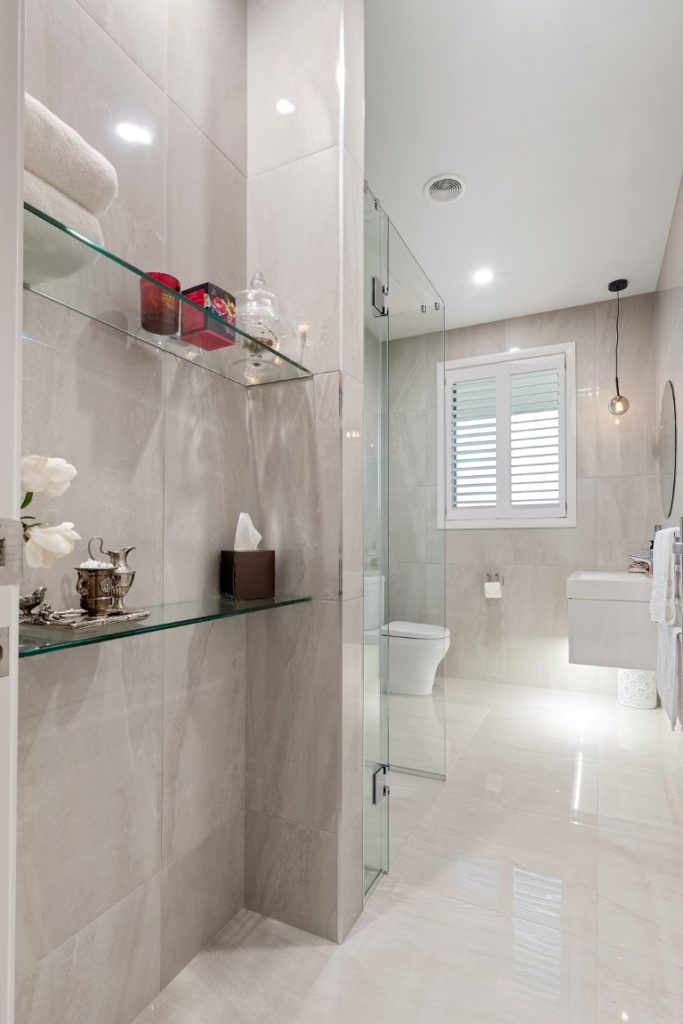 bathroom-design-beige-walk-in-shower-tiled-vanity-arcline-architecture