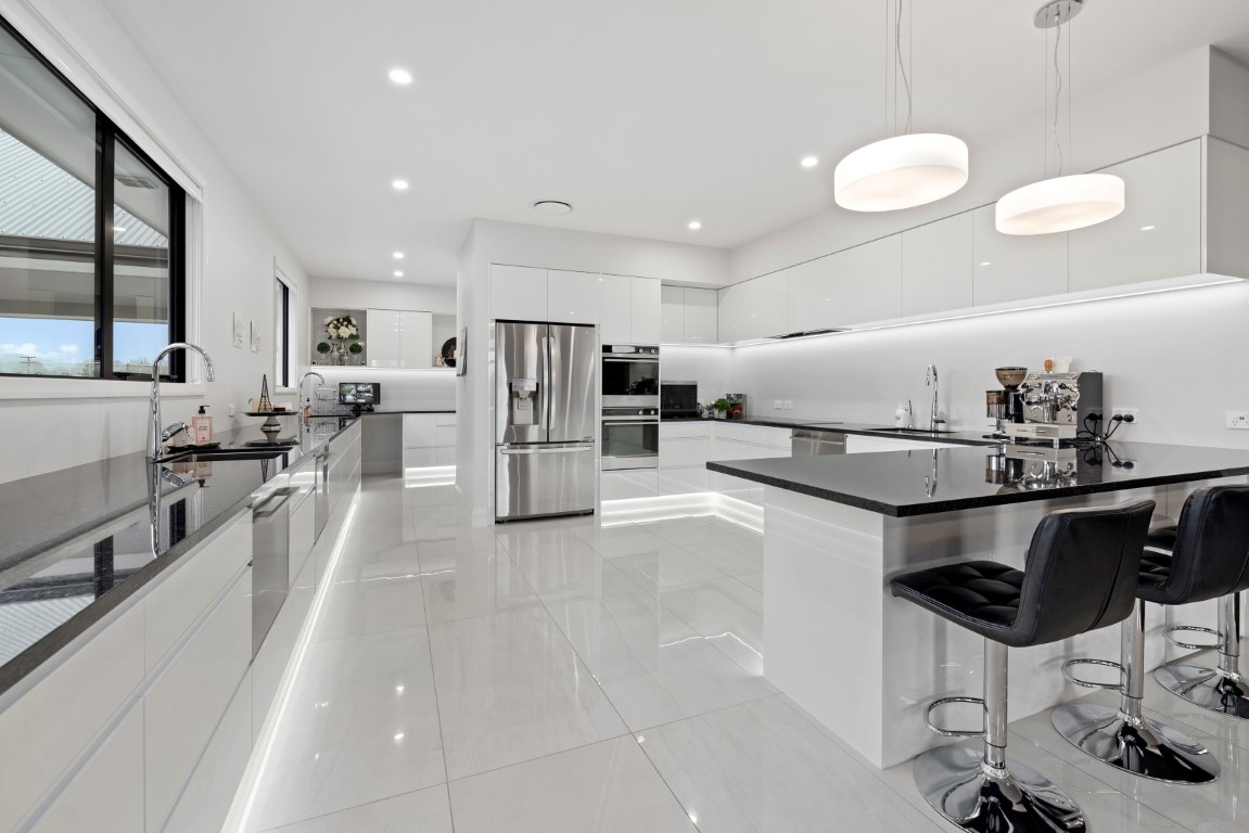 white-kitchen-design-arcline-architecture-lighting-glossy-tiles