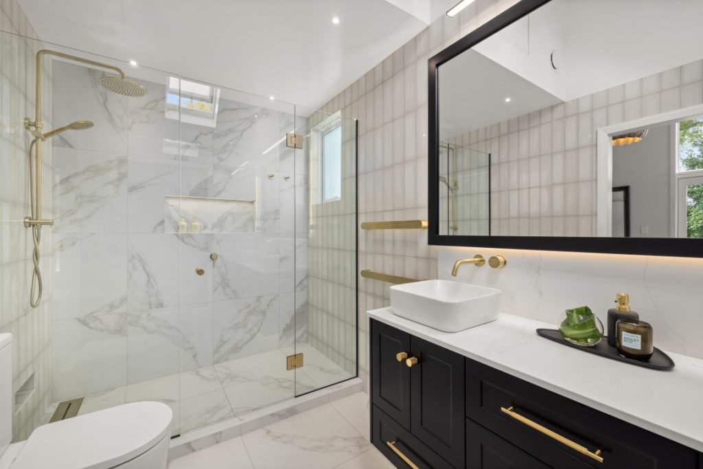 bathroom-white-marble-gold-fixtures-taps-handles-fully-tiled-arcline-architecture (2)