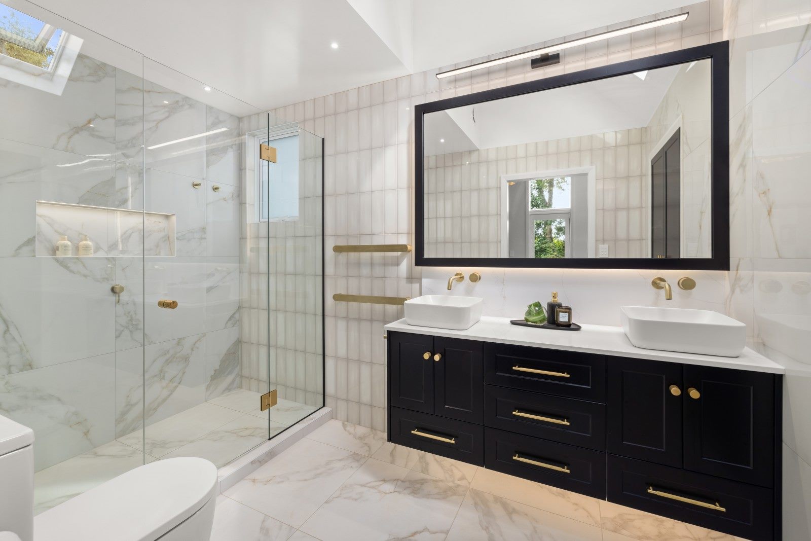 bathroom-white-marble-gold-fixtures-taps-handles-fully-tiled-arcline-architecture (3)