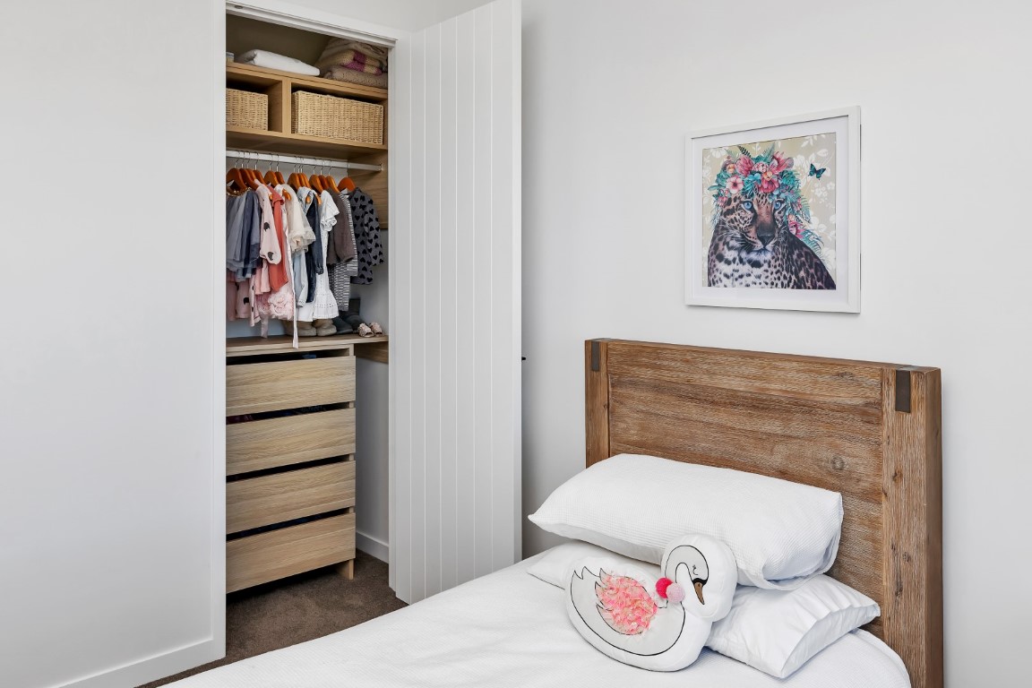 bedroom-wardrobe-design-bed-head-timber-arcline-architecture