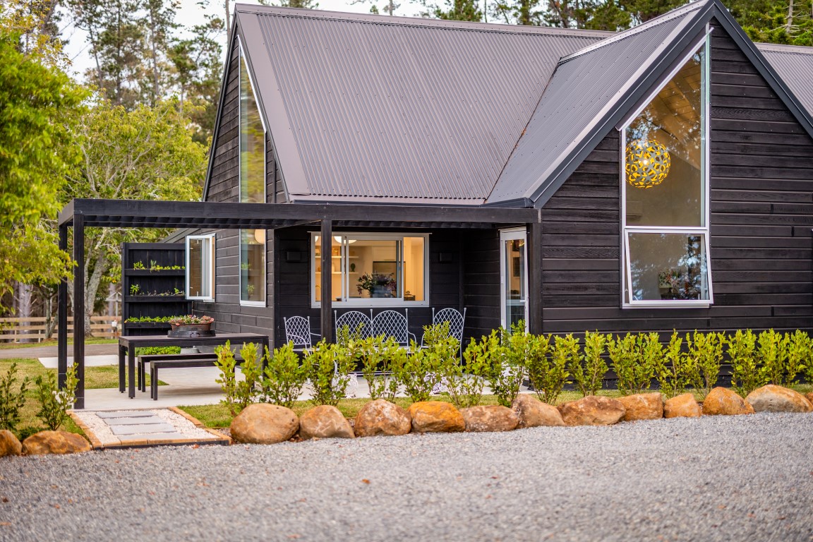 black-barn-styled-home-kerikeri-arcline-architecture-white-trim-horse-equestrian-landscaping (5)