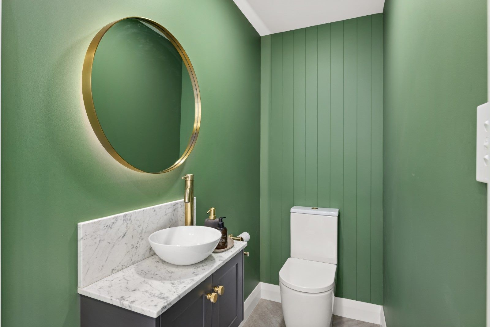 green-paint-toilet-wc-makeup-room-arcline-architecture