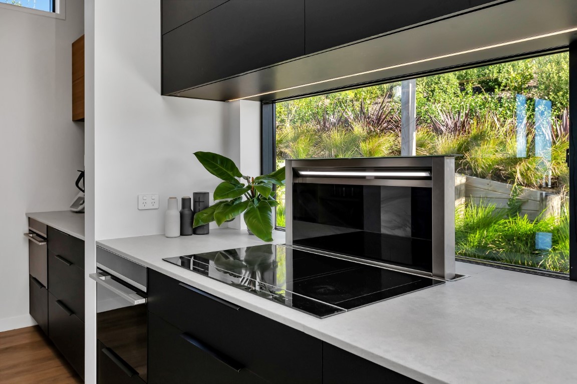 kitchen-design-in-bench-rangehood-pop-up-moda-kitchens-arcline-architecture-glass-splashback