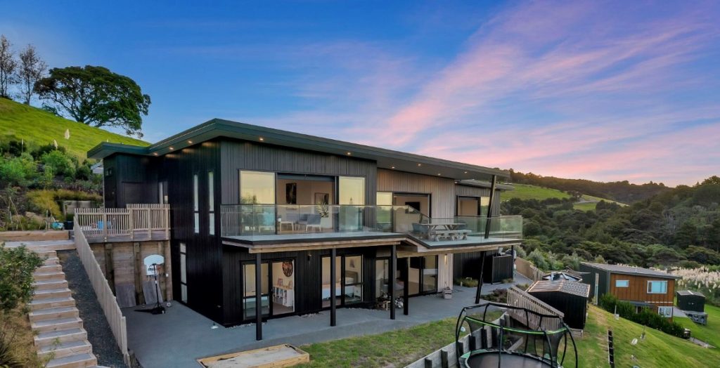 langs-beach-architecture-residence-arcline-design-black-timber-hillside-nz
