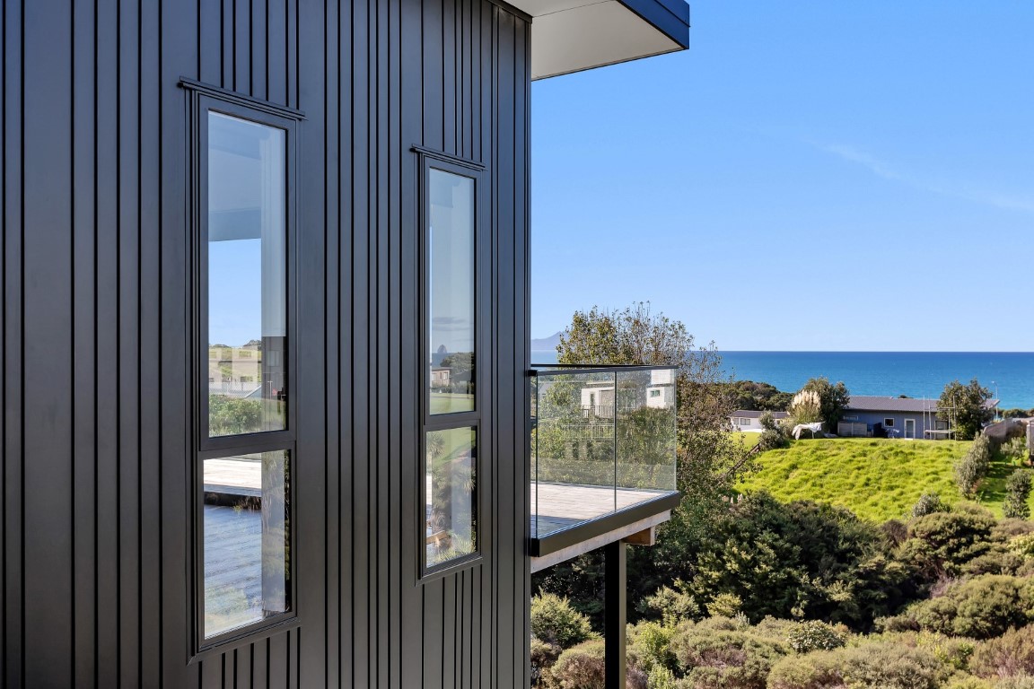 langs-beach-residence-nuwall-aluminium-cladding-arcline-architecture-cedar-black-vertical-lines (1)