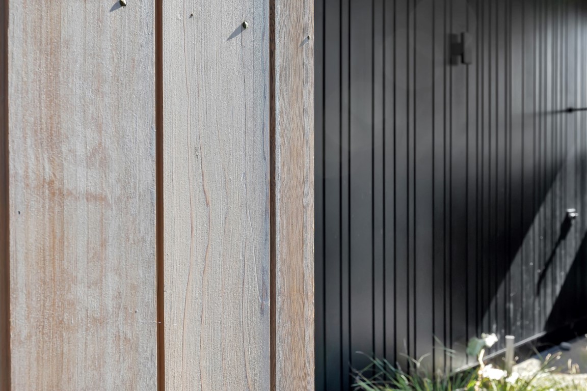 langs-beach-residence-nuwall-aluminium-cladding-arcline-architecture-cedar-black-vertical-lines (2)