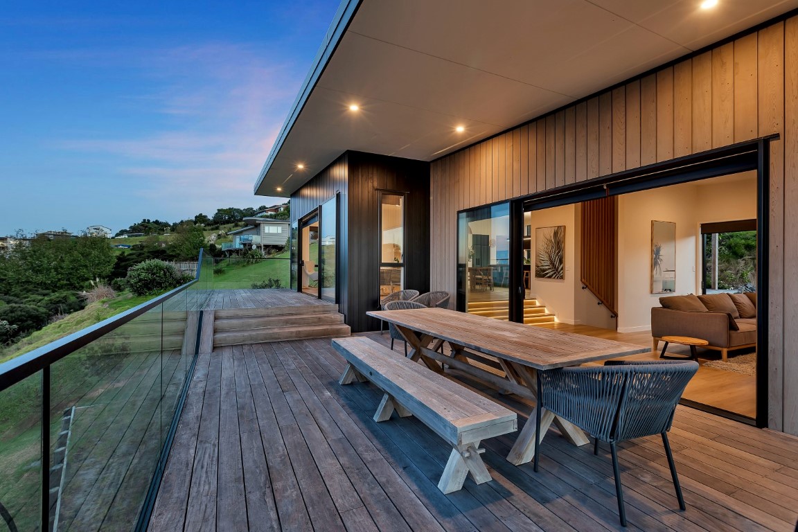 outdoor-decking-table-area-dusk-lighting-sliding-doors-joinery-black-timber-arcline-architecture (2)