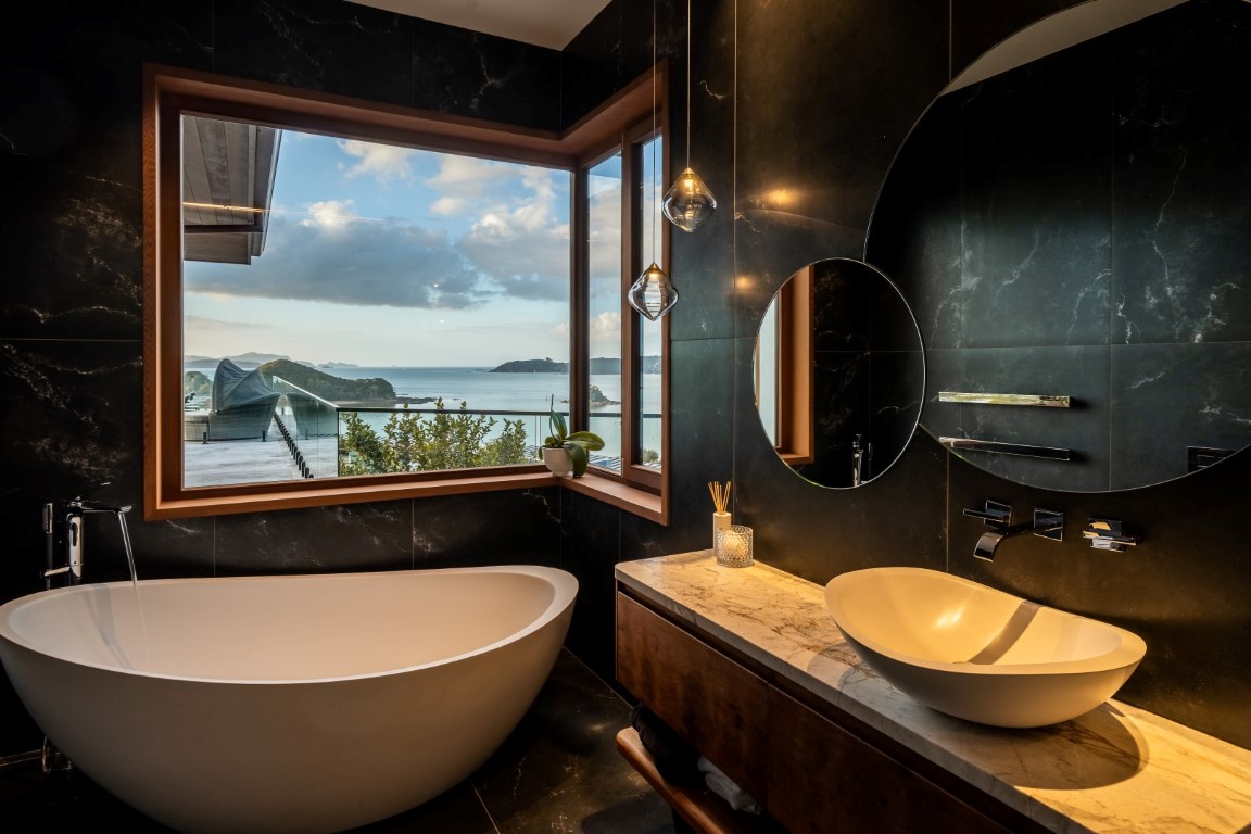 bathroom-design-corner-window-view-bay-of-islands-vanity-bowl-basin-mirror-tiles-pendant-lights-arcline-architecture