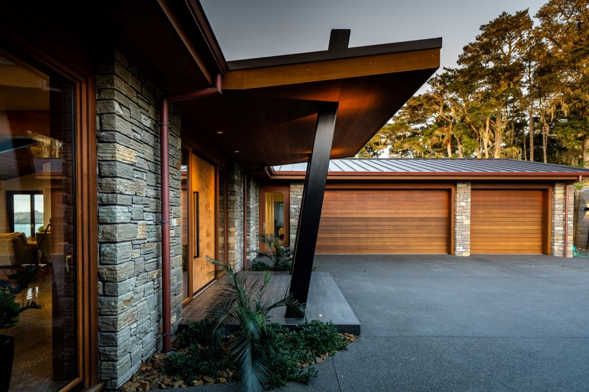 cedar-garage-doors-arcline-architecture-stone-veneer-entry-posts-steel-driveway