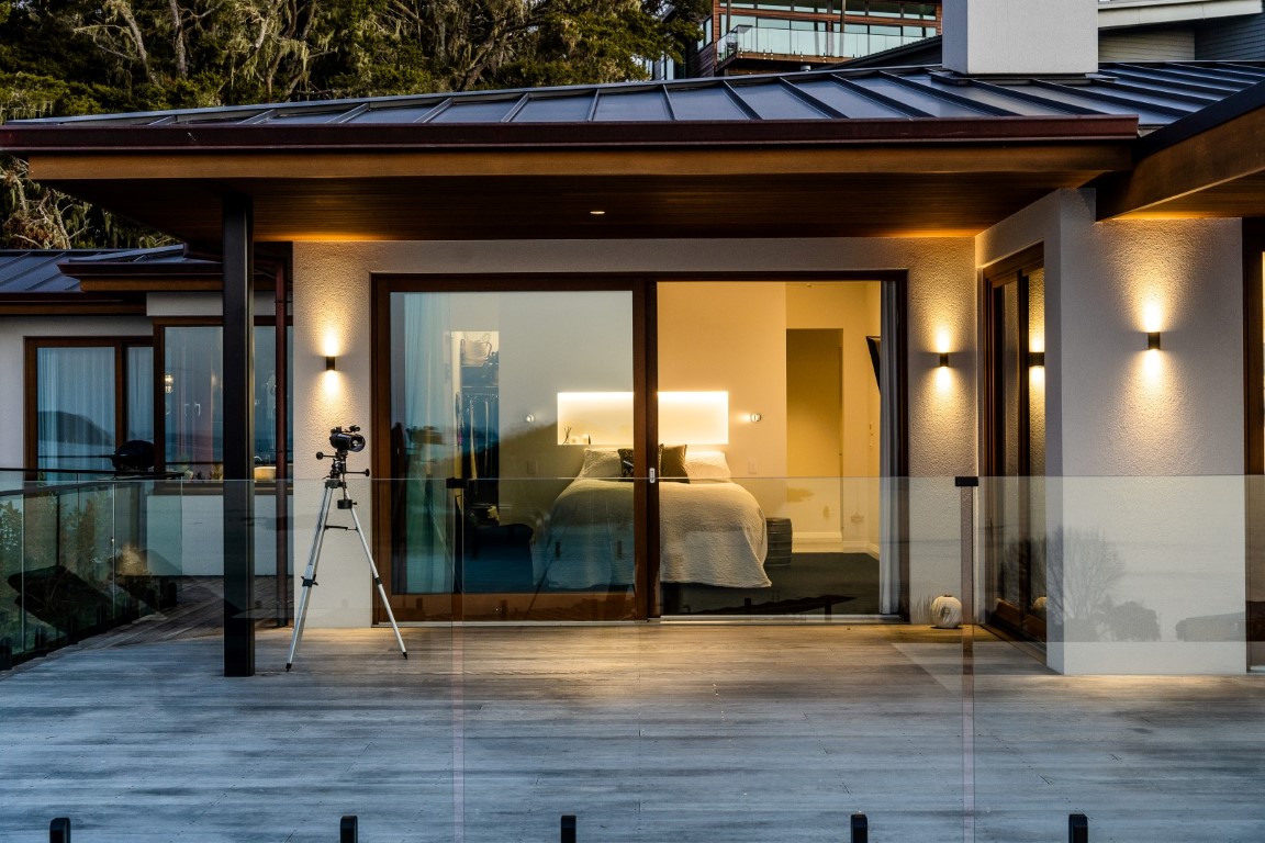 ez-panel-plaster-cladding-glass-balustrade-solar-rib-roofing-exterior-lighting-arcline-architecture