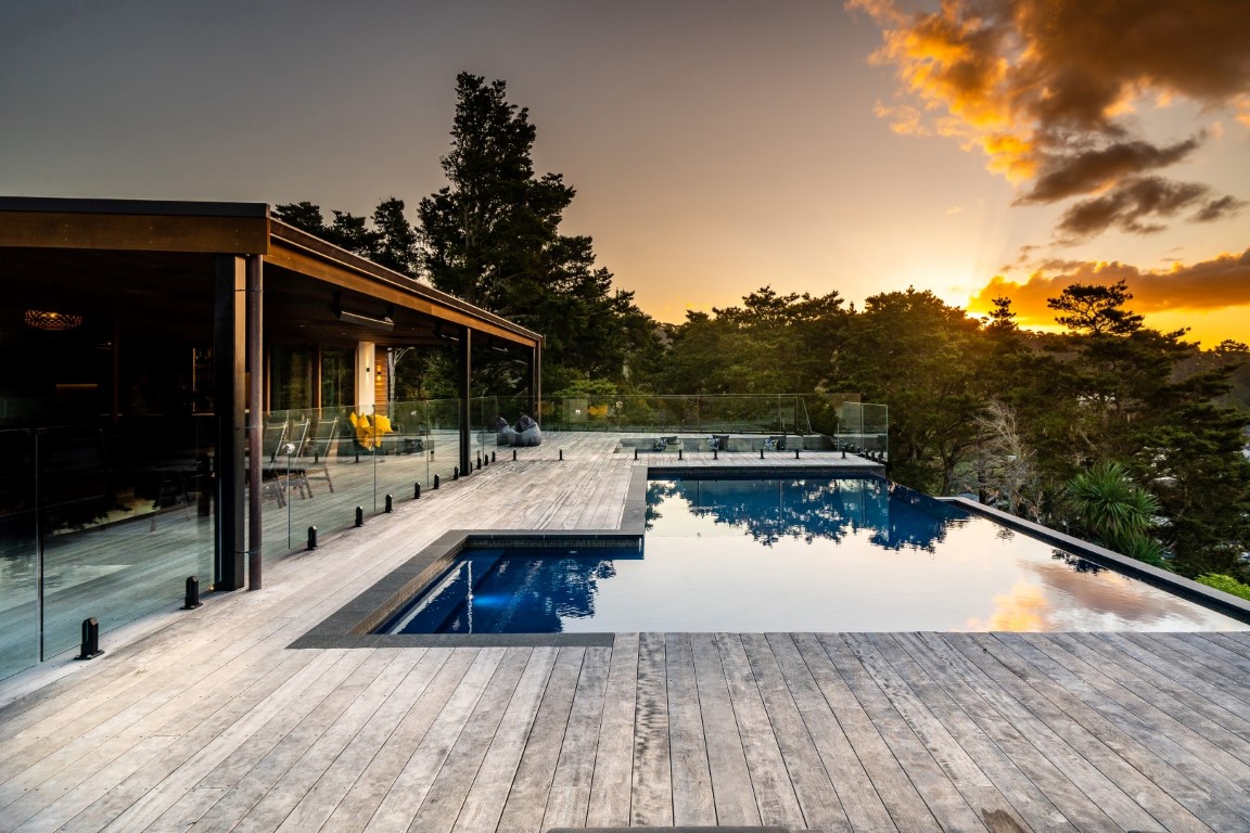 infinity-pool-view-decking-bay-of-islands-arcline-architecture-balustrade-glass-evening-1
