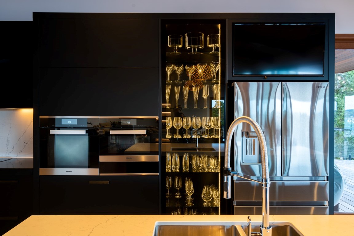 kitchen-design-arcline-architecture-glass-feature-aleysha-pangari-bay-of-islands