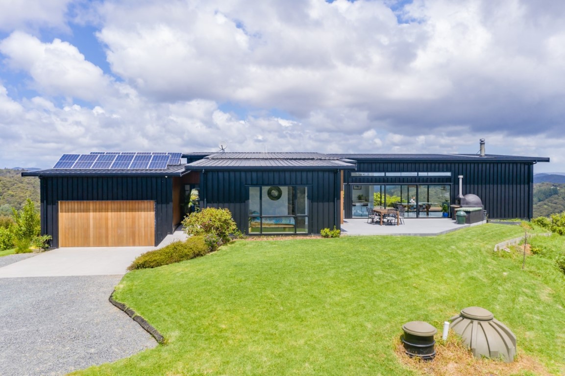 black-house-solar-panels-metdek-cladding-paroa-bay-view-arcline-architecture