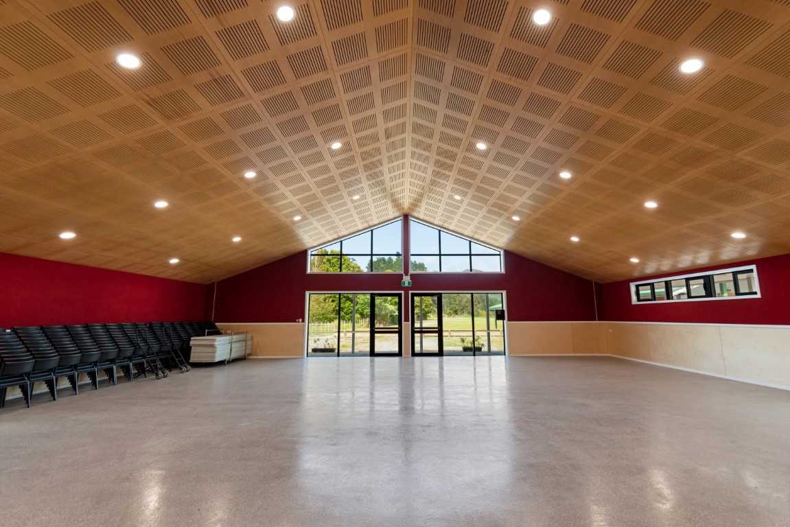 otatara-marae-wharekai-dining-eating-red-autex-wood-ceiling-washable-floor-arcline-architecture