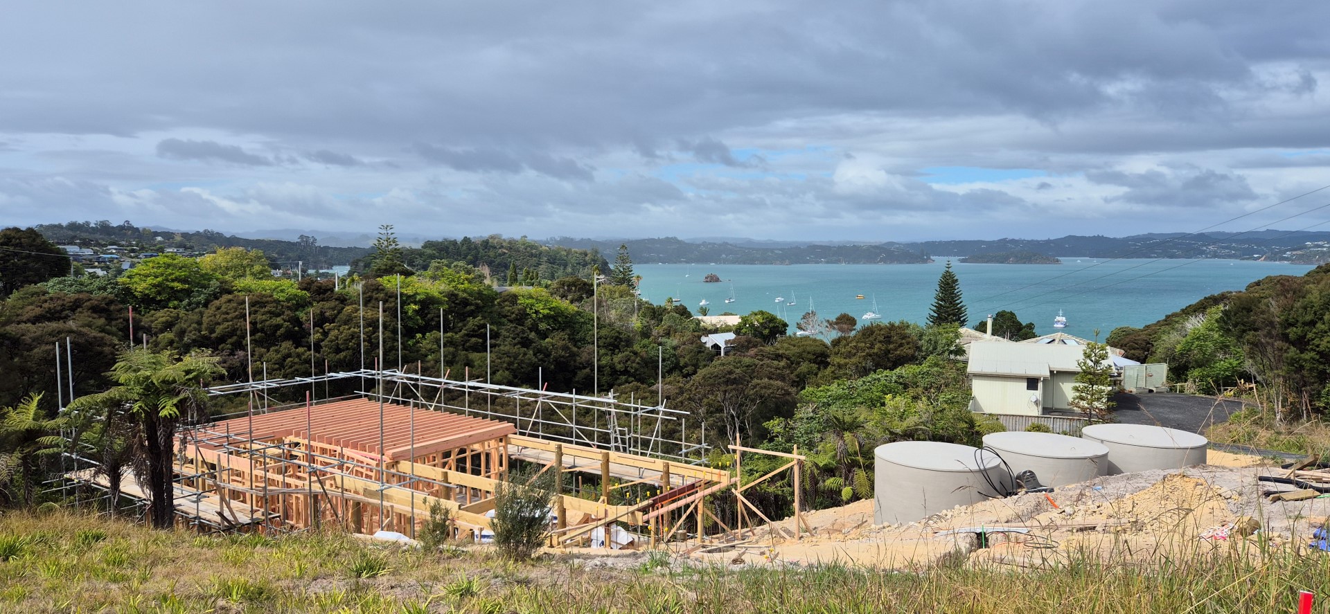 building-on-a-steep-slope-in-new-zealand-arcline-architecture