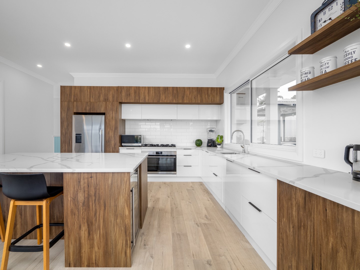 Glossy-White-Cabinetgry-With-Timber-Accents-arcline-architecture