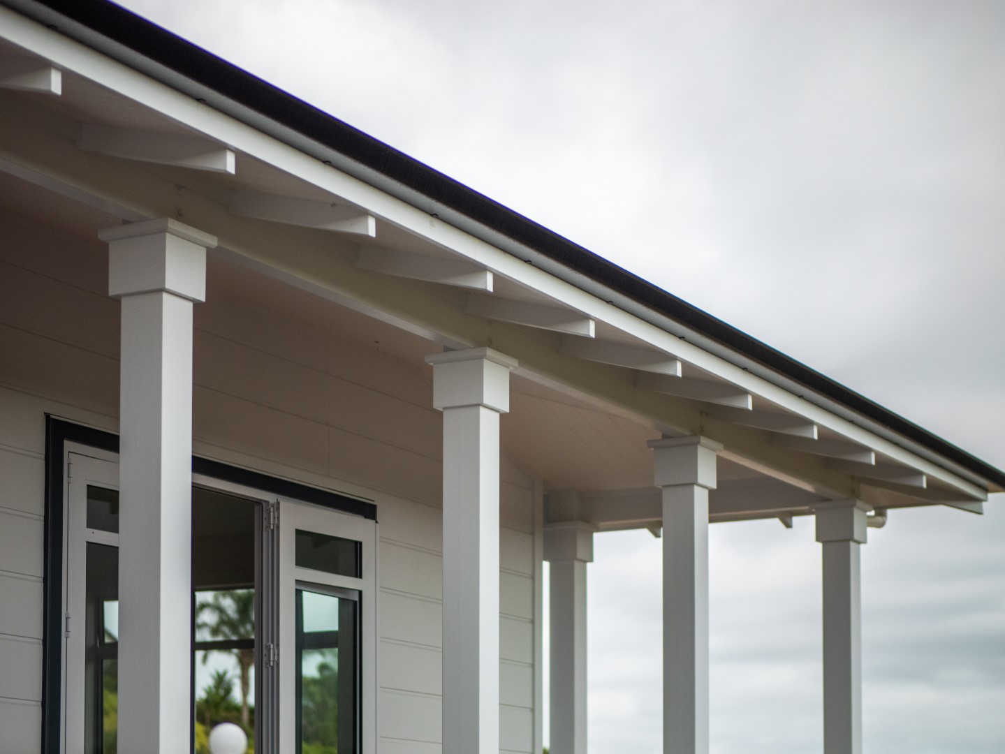 Verandah-raking-ceiling-exposed-rafters-arcline-architecture