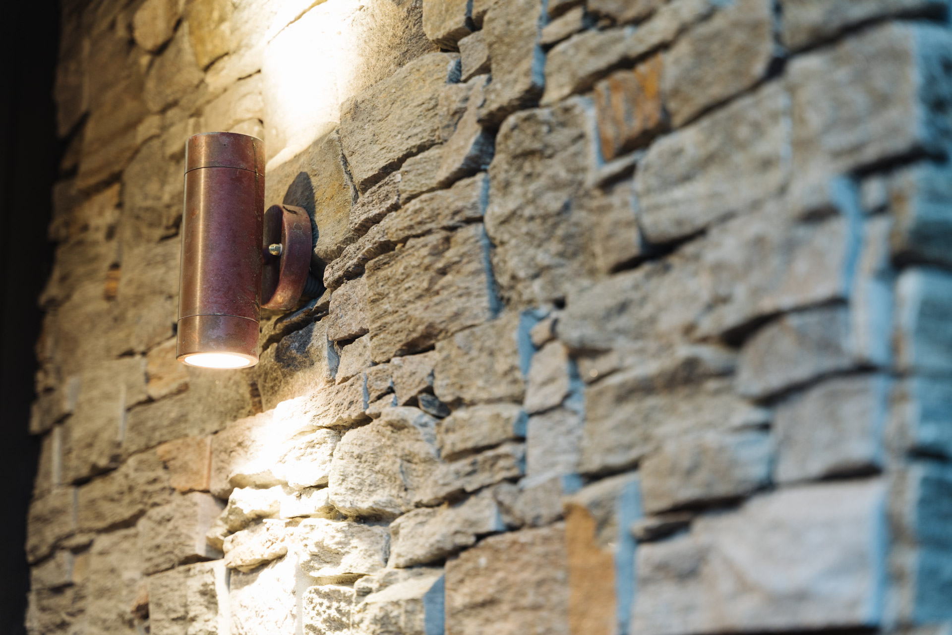 copper-light-on-craftstone-cladding-arcline-architecture
