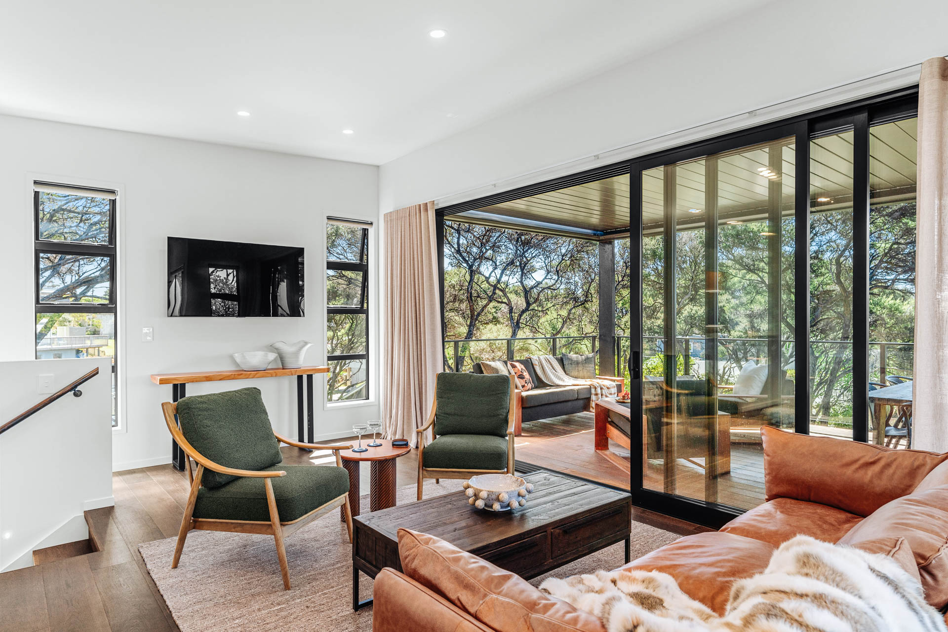 living-area-tv-outdoor-sliding-doors-to-deck-arcline-architecture