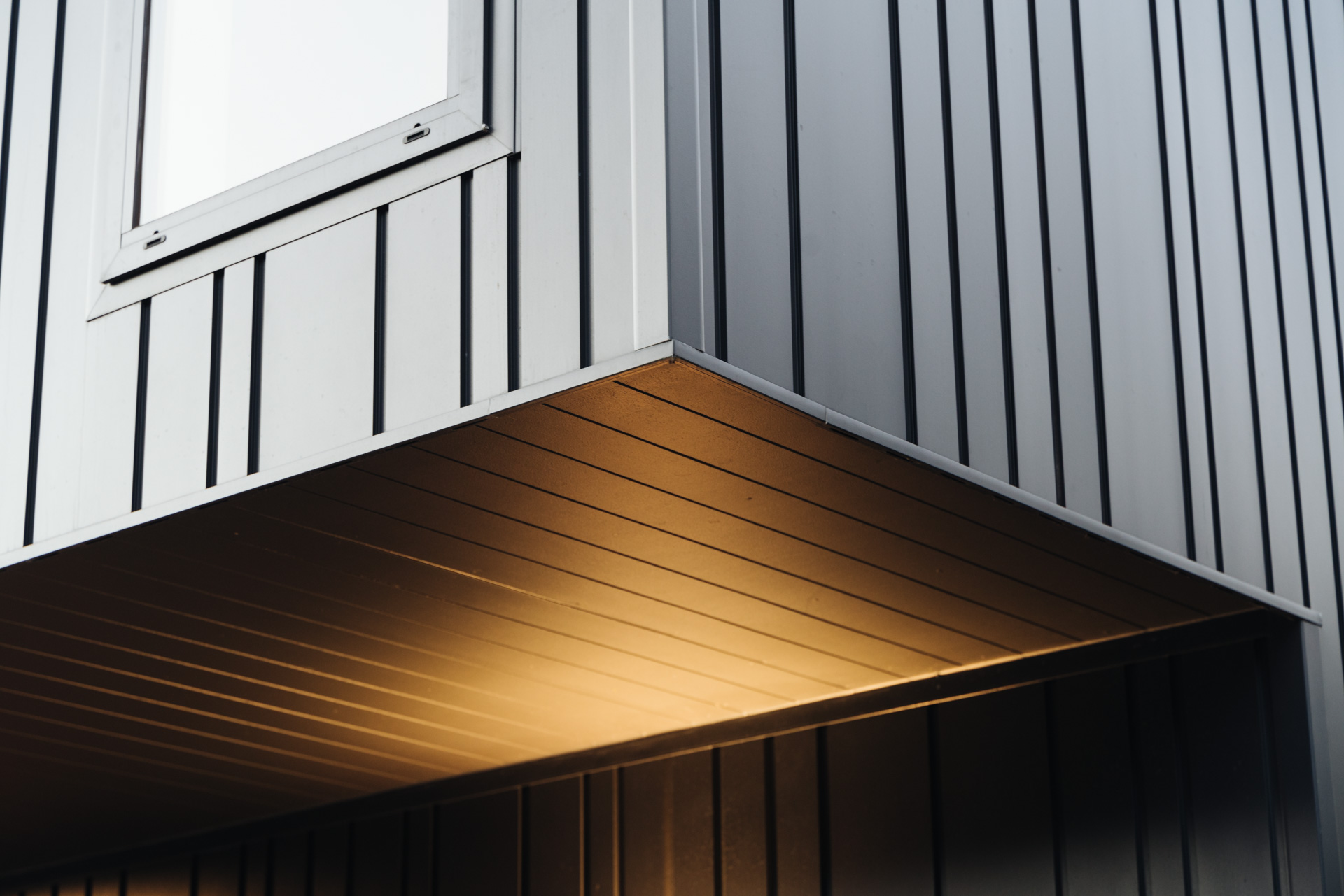 nuwall-cladding-black-vertical-arcline-architecture