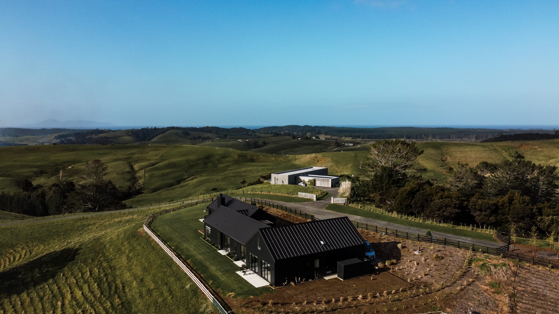 black-house-nz-rural-architecture-gable-roof-arcline-design