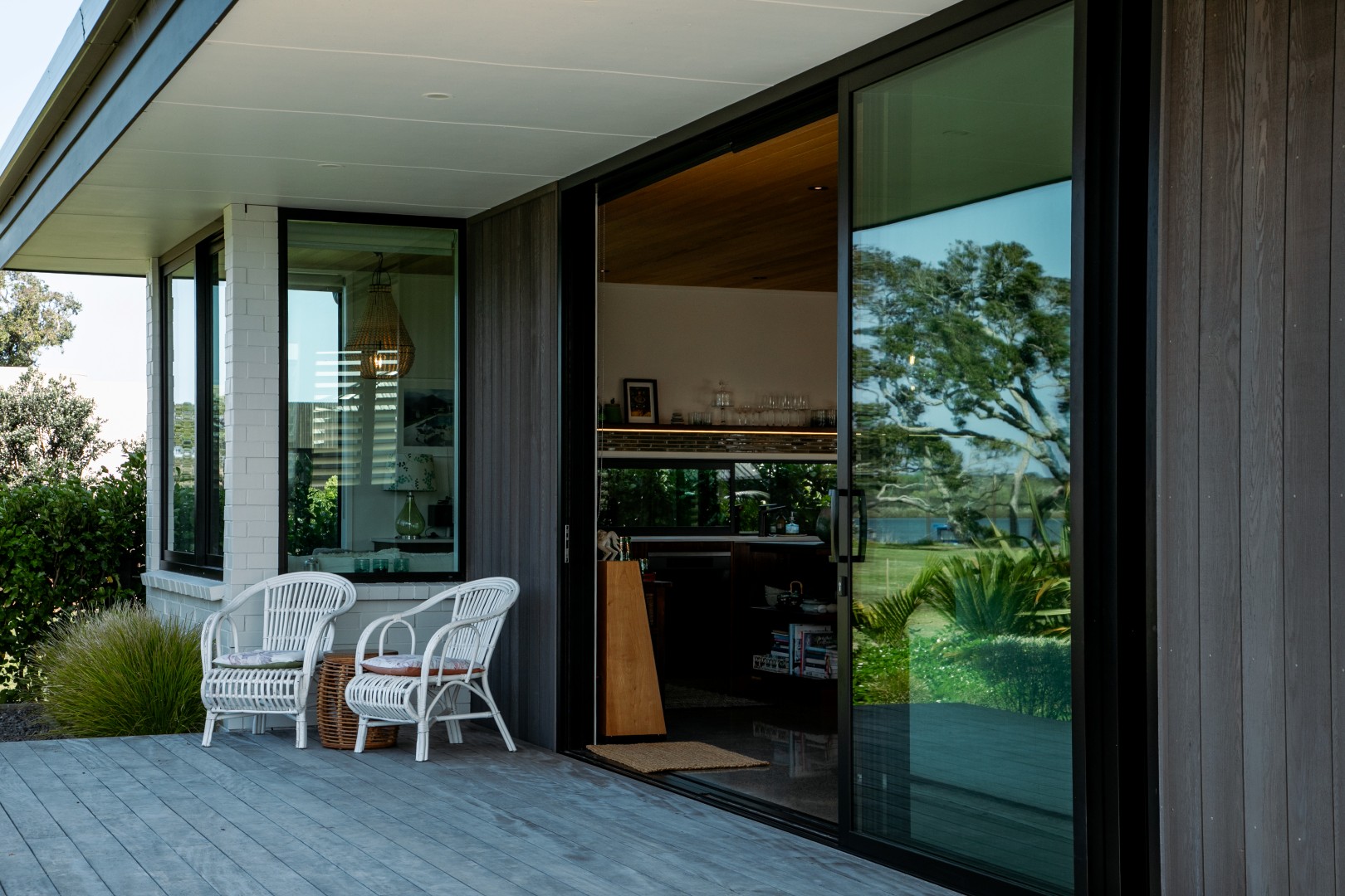 indoor-outdoor-flow-design-decking-sliding-aluminium-doors-beachside-coastal-arcline-architecture