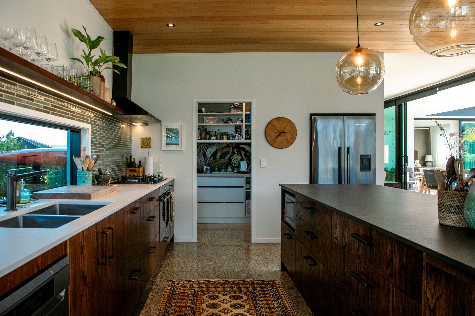 mid-century-modern-kitchen-design-arcline-architecture-mangawhai-water-views