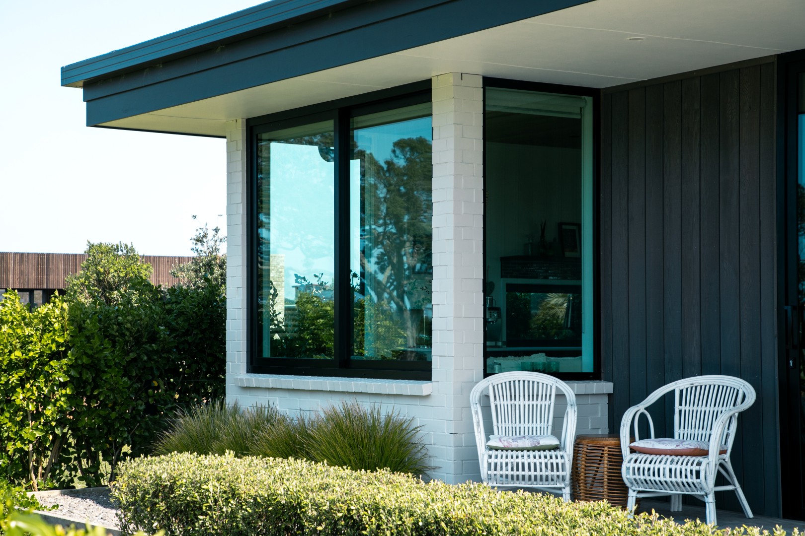 outdoor-seating-area-cedar-shiplap-painted-brick-white-cladding-arcline-architecture