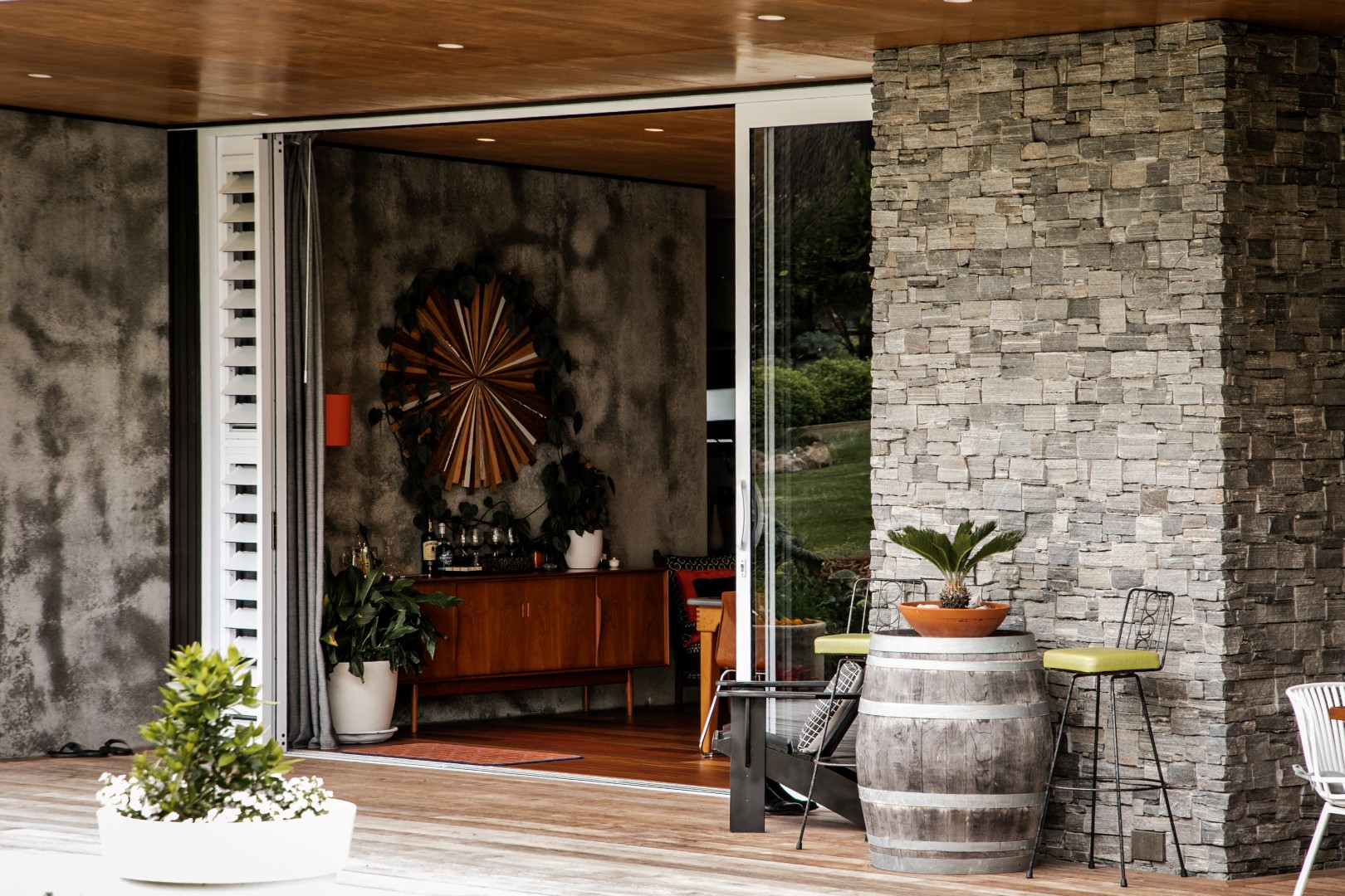 indoor-outdoor-flow-living-arcline-architecture-shist-stone-chimney