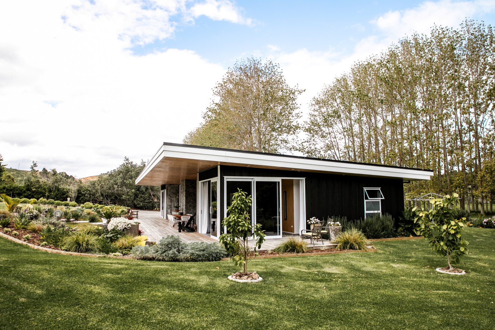 whareora-residence-arcline-architecture-mono-pitch-roof-decking-open-doors