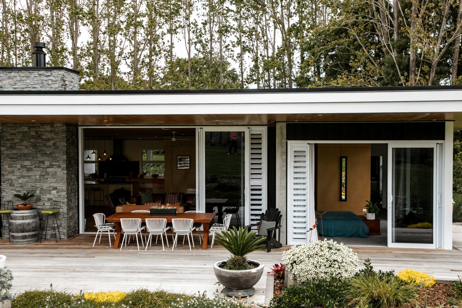 whareora-residence-arcline-architecture-mono-pitch-roof-decking-open-doors