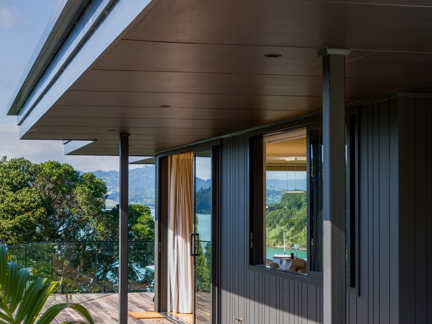 black-house-steel-poles-soffit-arcline-architecture