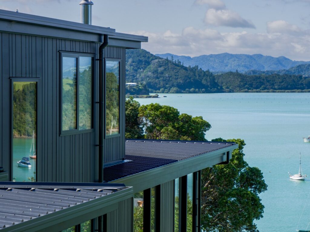 totara-north-residence-arcline-architecture-black-house-harbour