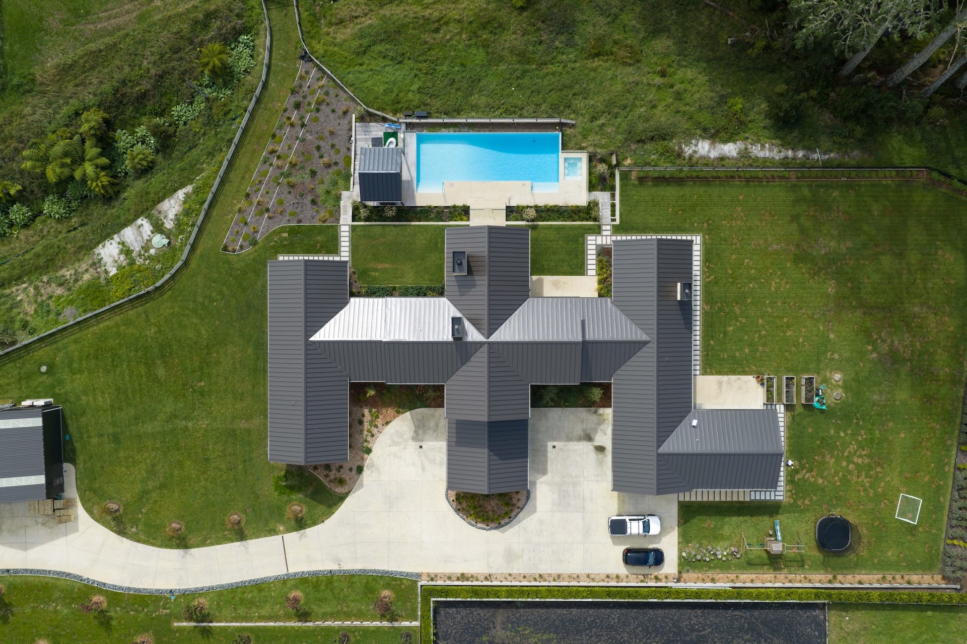 arcline-architecture-overhead-aerial-of-home-footprint-with-pool-and-landscaped-grounds
