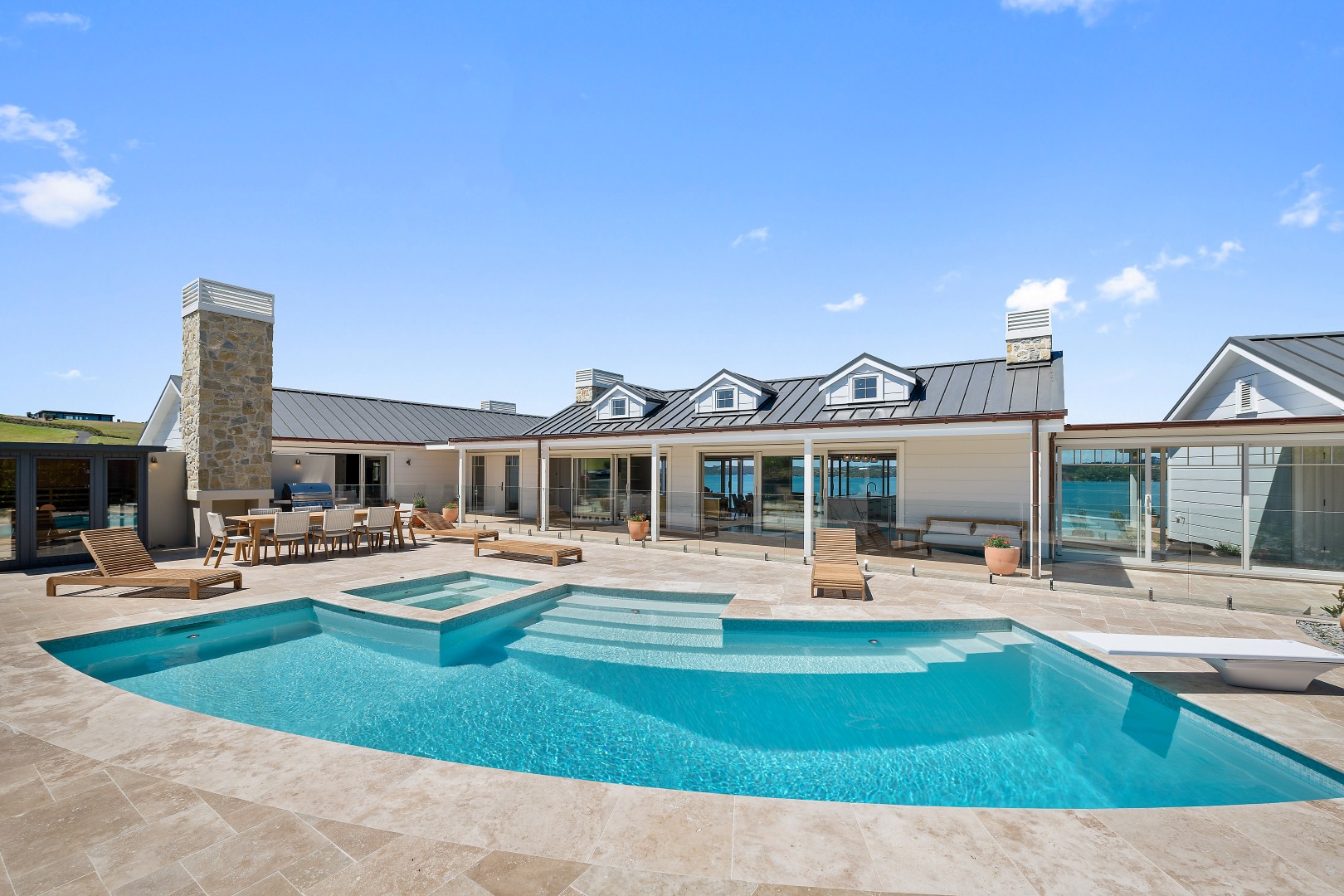 arcline-architecture-wiroa-station-residence-curved-pool-spa-courtyard-entertaining-dormers