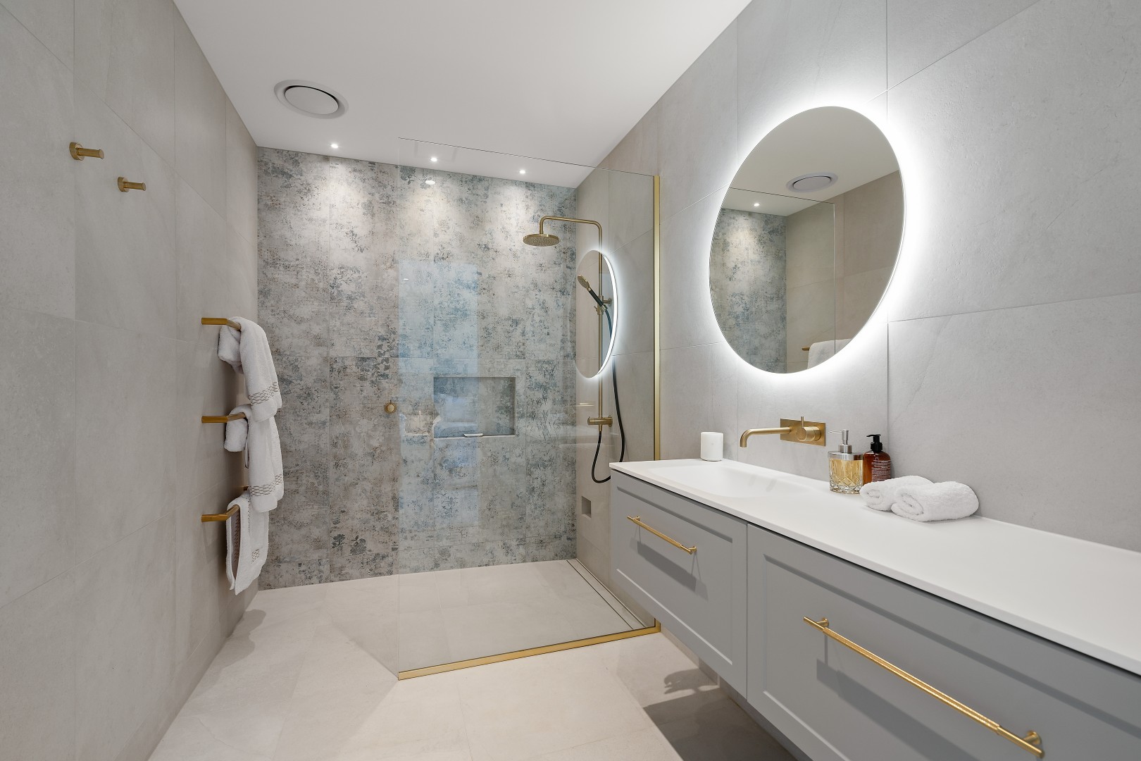 arcline-architecture-wiroa-station-residence-ensuite-bathroom-brass-fixtures-backlit-mirror-walk-in-shower